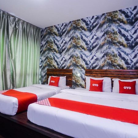 Oyo 1119 Memoire Express Hotel Кучінг Екстер'єр фото