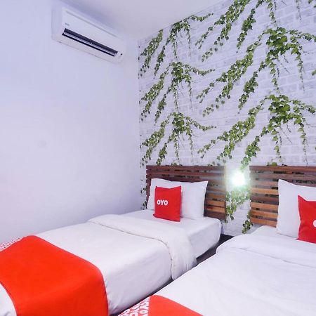 Oyo 1119 Memoire Express Hotel Кучінг Екстер'єр фото
