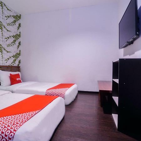 Oyo 1119 Memoire Express Hotel Кучінг Екстер'єр фото