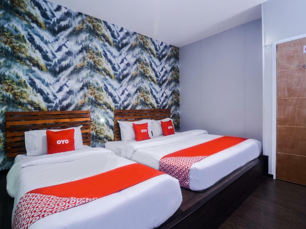 Oyo 1119 Memoire Express Hotel Кучінг Екстер'єр фото