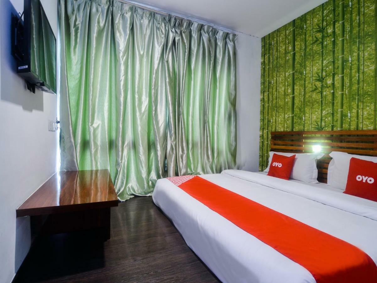 Oyo 1119 Memoire Express Hotel Кучінг Екстер'єр фото