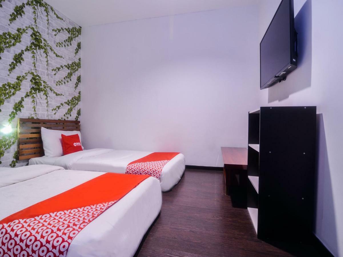 Oyo 1119 Memoire Express Hotel Кучінг Екстер'єр фото