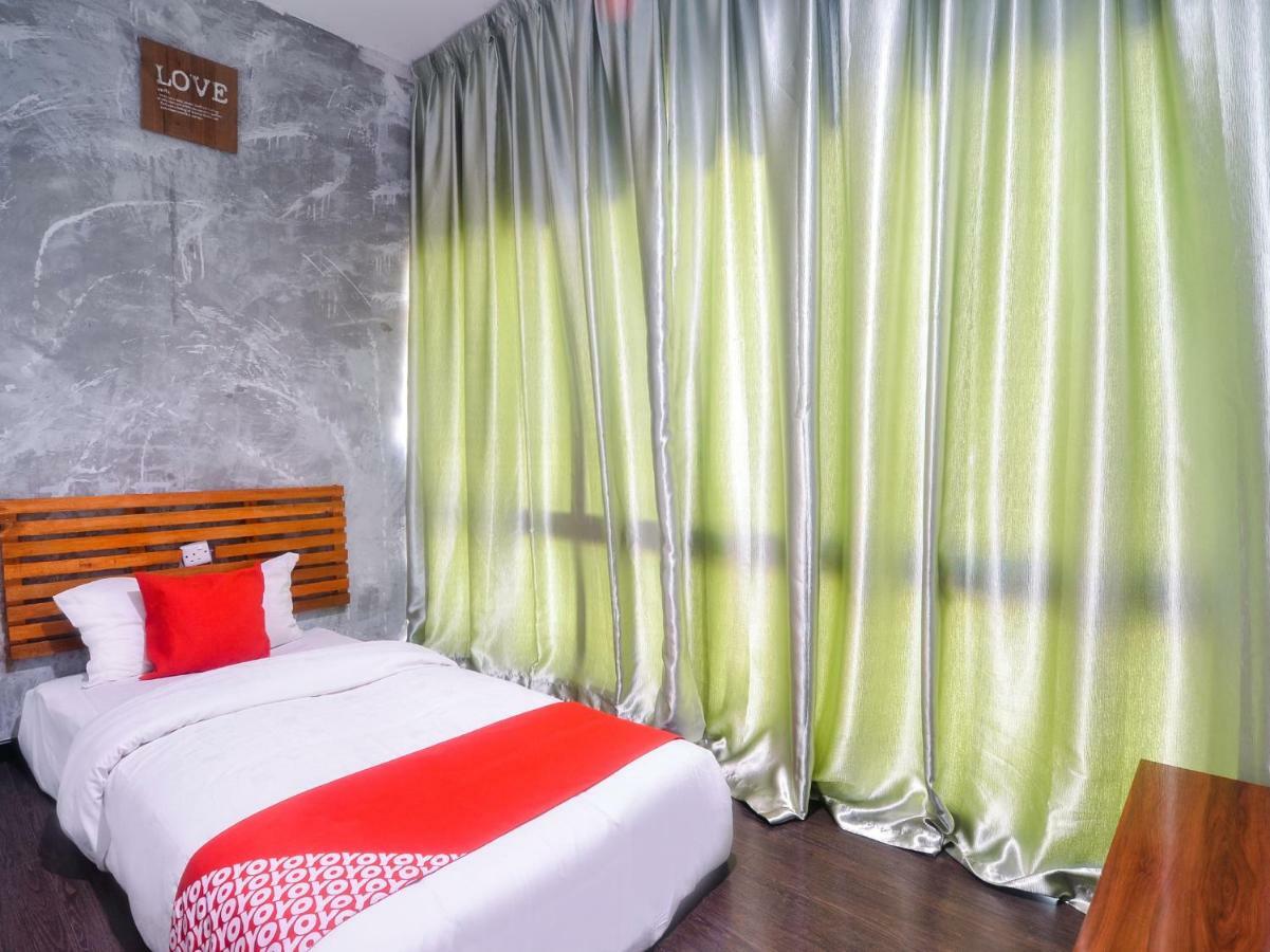 Oyo 1119 Memoire Express Hotel Кучінг Екстер'єр фото