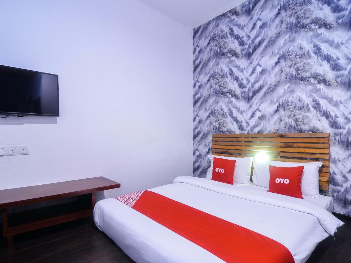 Oyo 1119 Memoire Express Hotel Кучінг Екстер'єр фото