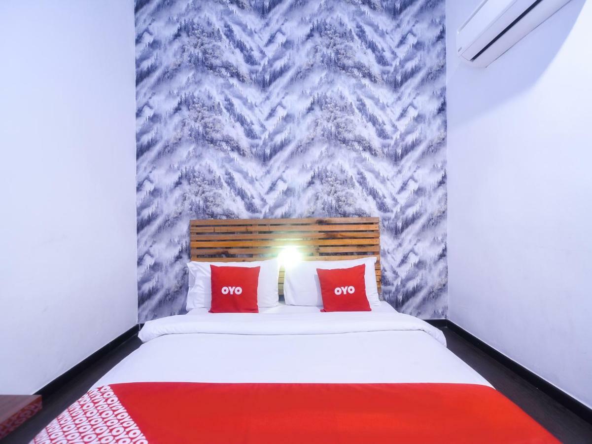Oyo 1119 Memoire Express Hotel Кучінг Екстер'єр фото