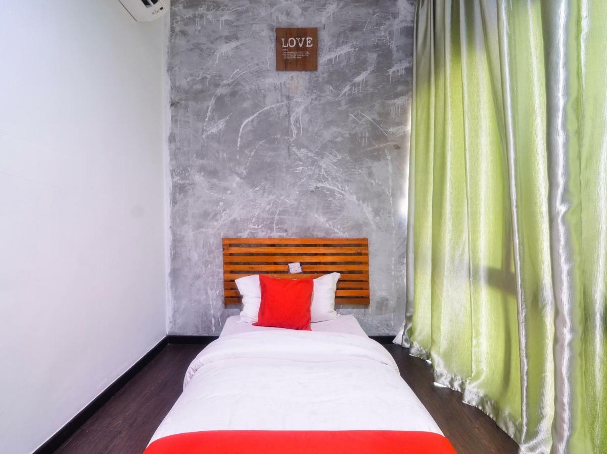 Oyo 1119 Memoire Express Hotel Кучінг Екстер'єр фото