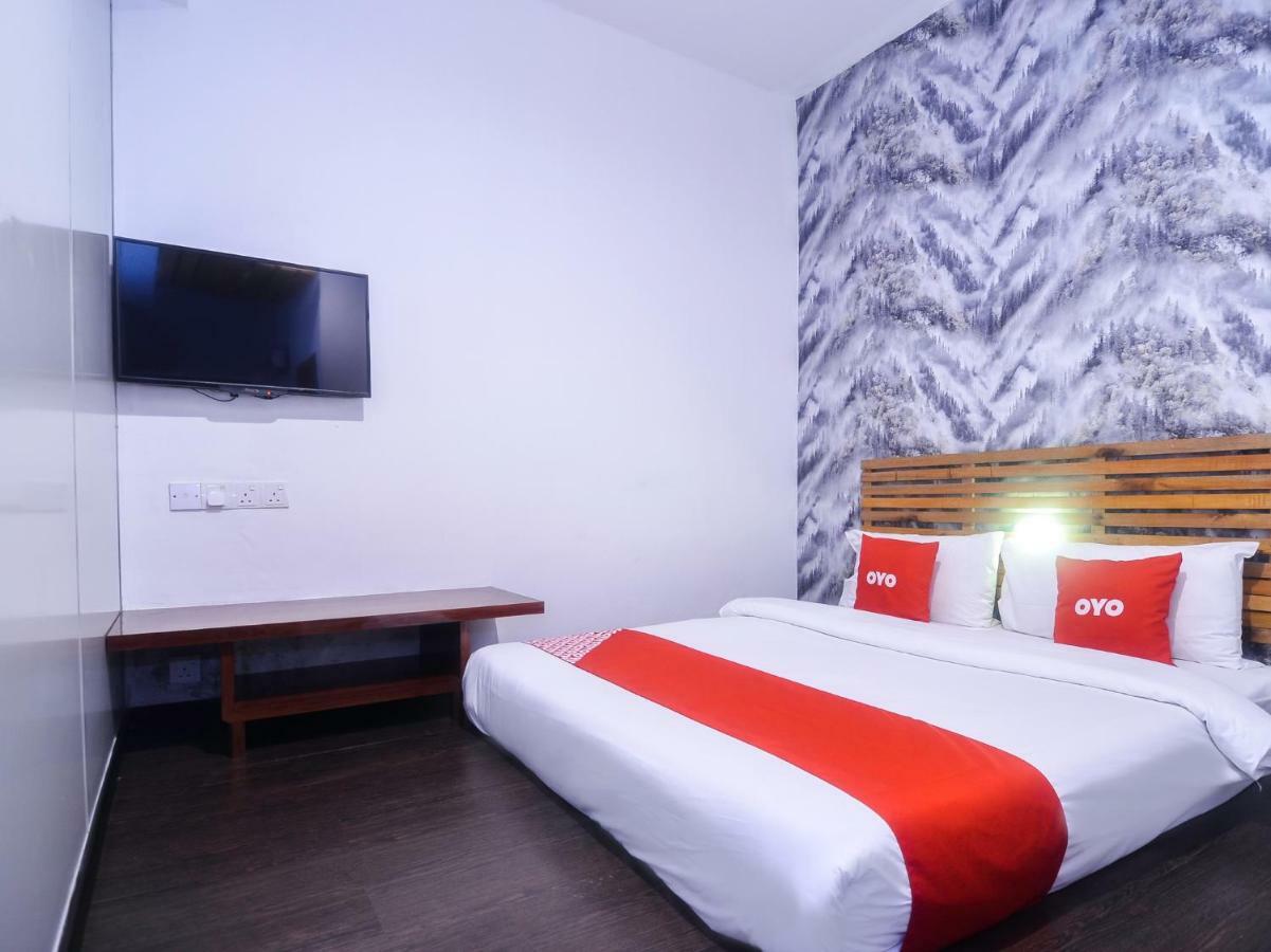 Oyo 1119 Memoire Express Hotel Кучінг Екстер'єр фото